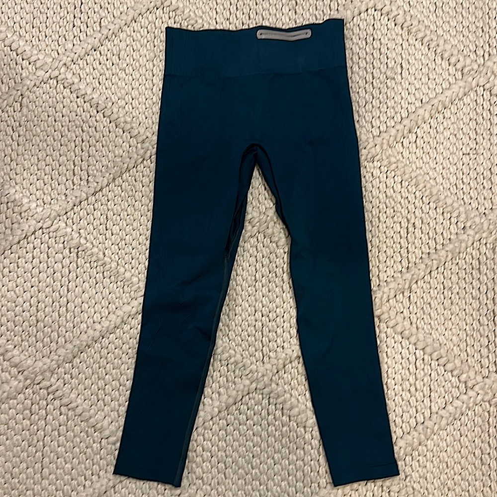 UNDER ARMOUR LEGGINGS SIZE IS MOST LIKELY XS